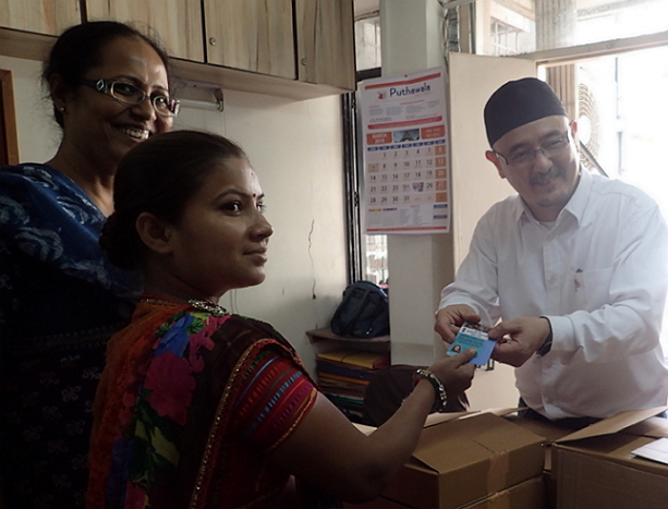 IUF Asia/Pacific Regional Secretary Hidayat Greenfield with Manali Shah of SEWA issuing the new ID cards to informal sector workers on March 17th (Image courtesy of IUF)